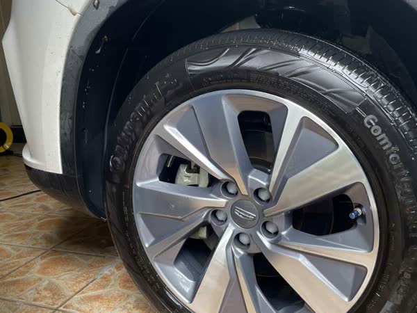 White crossover and wheel clean, JMV home service car wash, Davao City